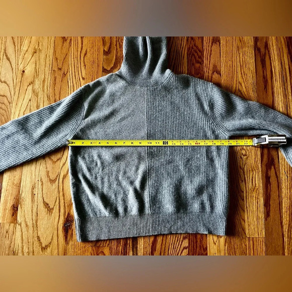 THEORY - Women’s 100 percent cashmere two-tone gray turtleneck sweater - petite - Picture 5 of 9